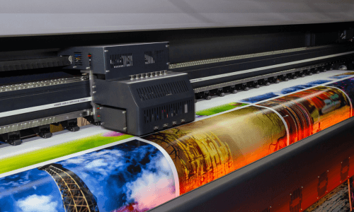 Impression grand format sur machine industrielle produisant des visuels haute qualité en grand format.