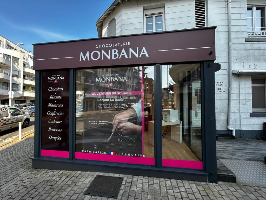 Impression vitrophanie pour vitrine de magasin Monbana avec adhésifs grand format personnalisés réalisés par COGETEFI.