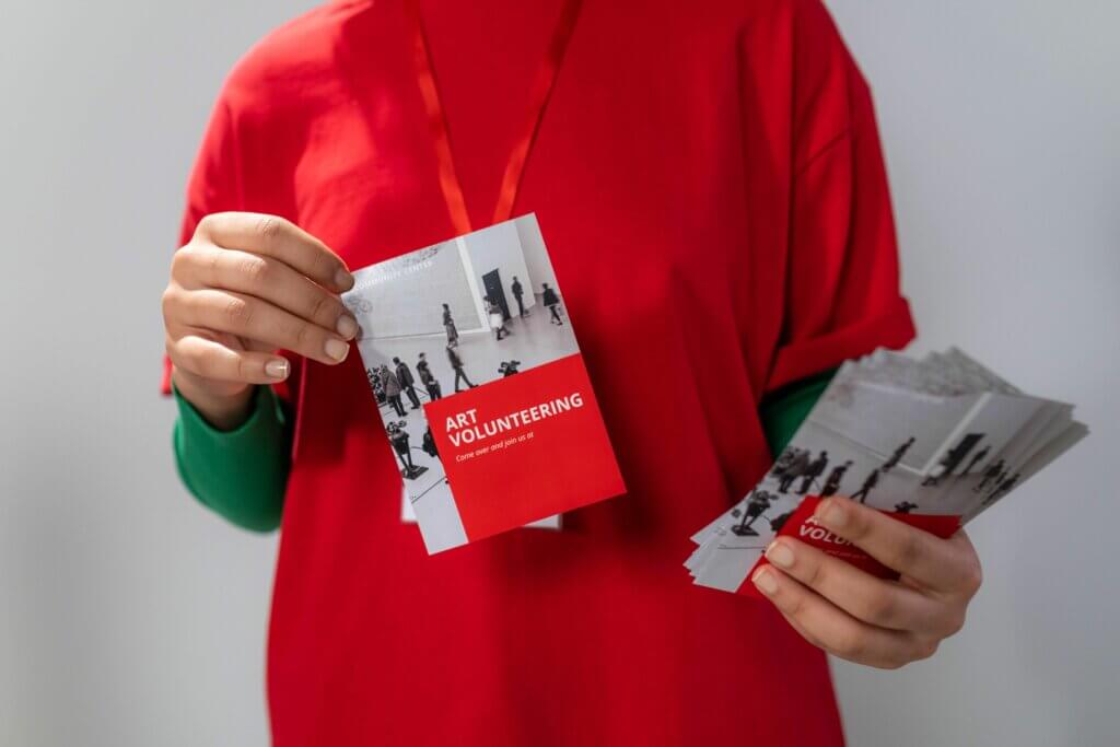 Distribution de flyers imprimés lors d'une opération de communication.