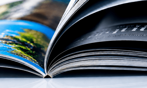Impression et reliure d'un livre avec gros plan sur les pages, mettant en valeur la qualité de fabrication d'un ouvrage destiné aux maisons d'édition.